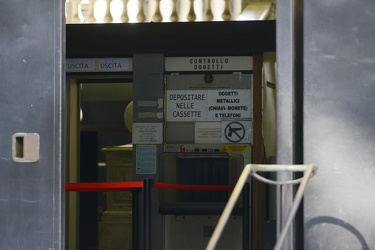 Genova - tribunale - metal detector domenica mattina