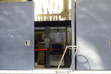 Genova - tribunale - metal detector domenica mattina