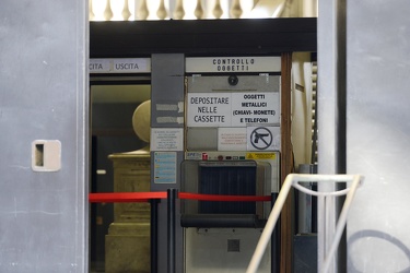 Genova - tribunale - metal detector domenica mattina