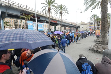 Genova - weekend di Pasqua, turisti sotto la pioggia, numerosi n