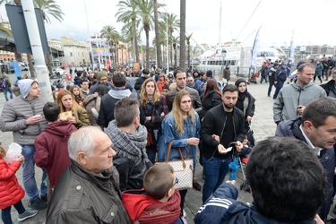 Genova - weekend di Pasqua, turisti sotto la pioggia, numerosi n