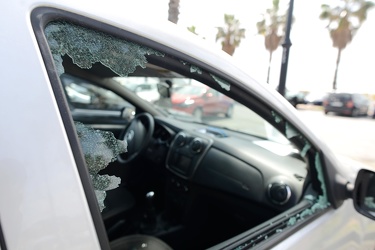 Genova, Pegli - piazzale Malachina - automobili danneggiate dura