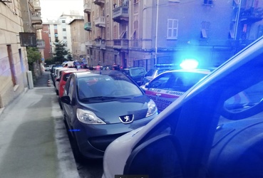 Genova, Sestri Ponente - via Olgiati - donna minaccia di gettare