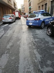 Genova, Sestri Ponente - via Olgiati - donna minaccia di gettare