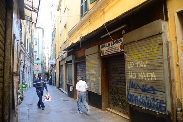 Genova - via Pre - cavi a vista e cablaggi volanti nel mirino de