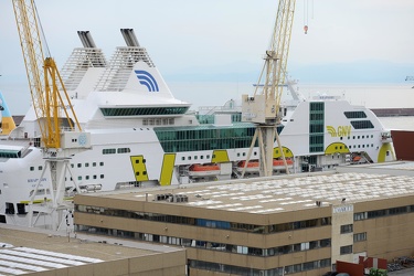 Genova, cantieri Mariotti - nave GNV con logo Vasco