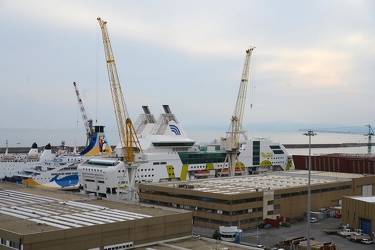 Genova, cantieri Mariotti - nave GNV con logo Vasco