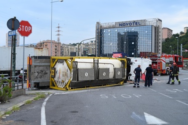 Genova, elicoidale - autocisterna contenente acido si ribalta