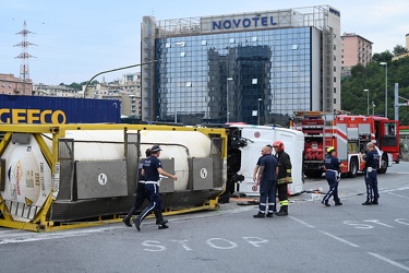 Genova, elicoidale - autocisterna contenente acido si ribalta