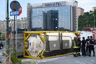 Genova, elicoidale - autocisterna contenente acido si ribalta