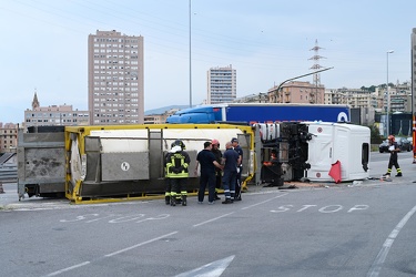 Genova, elicoidale - autocisterna contenente acido si ribalta