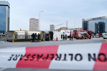 Genova, elicoidale - autocisterna contenente acido si ribalta