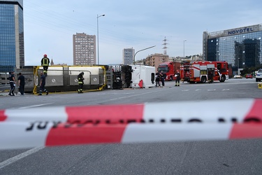Genova, elicoidale - autocisterna contenente acido si ribalta