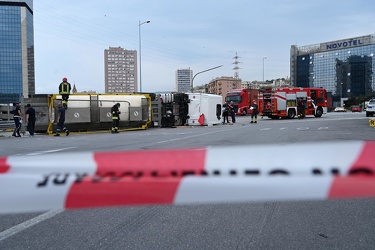 Genova, elicoidale - autocisterna contenente acido si ribalta