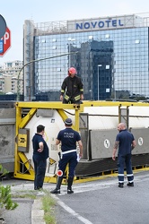 Genova, elicoidale - autocisterna contenente acido si ribalta