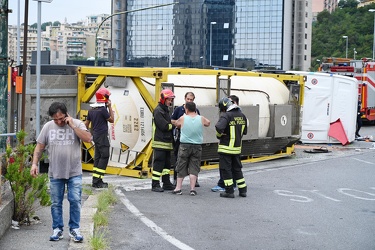 Genova, elicoidale - autocisterna contenente acido si ribalta