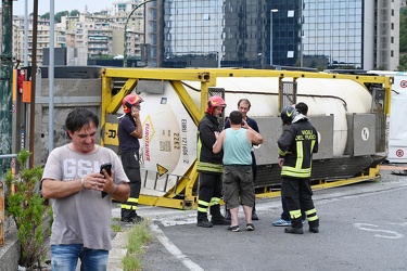 Genova, elicoidale - autocisterna contenente acido si ribalta