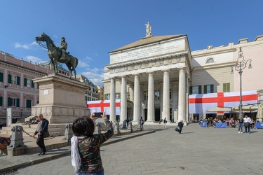 Genova, piazza De Ferrari - bandiera San Giorgio esposta