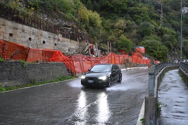 Genova, Borgoratti - cantiere sopra piazza rotonda allagato caus