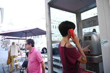 Genova, cabina telefonica in piazza Matteotti