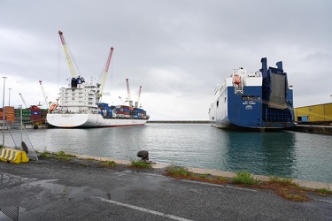 Genova - arrivato il "cargo delle armi", rinviate le operazioni 