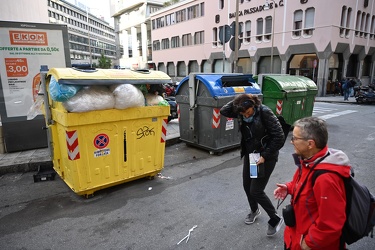 Genova, accesso parcheggio piccapietra - cassonetti spazzatura i