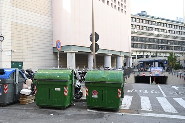 Genova, accesso parcheggio piccapietra - cassonetti spazzatura i