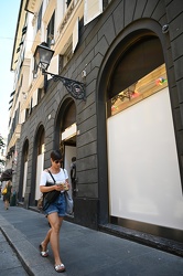 Genova, via XXV Aprile - chiuso negozio Gucci e vetrine oscurate