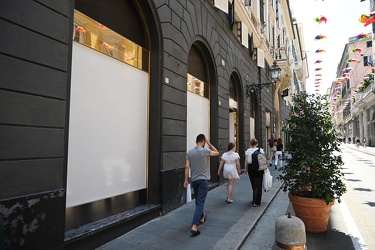 Genova, via XXV Aprile - chiuso negozio Gucci e vetrine oscurate