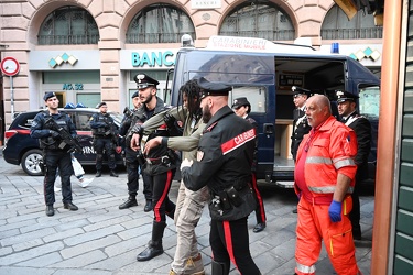 Genova, piazza Banchi - controlli dei carabinieri nei vicoli del