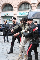 Genova, piazza Banchi - controlli dei carabinieri nei vicoli del