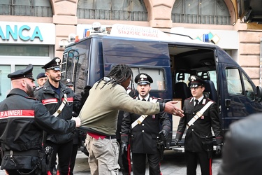 Genova, piazza Banchi - controlli dei carabinieri nei vicoli del