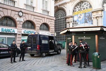 Genova, piazza Banchi - controlli dei carabinieri nei vicoli del