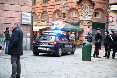 Genova, piazza Banchi - controlli dei carabinieri nei vicoli del