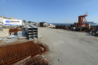 Genova , piazzale Kennedy - accumulazione di detriti, cantiere