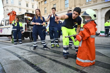 Genova, piazza De Ferrari - la festa della protezione civile