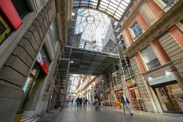 Genova , Galleria Mazzini - lavori con impalcature, ponteggi