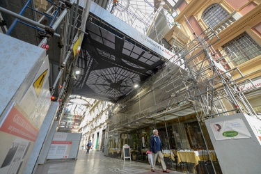 Genova , Galleria Mazzini - lavori con impalcature, ponteggi