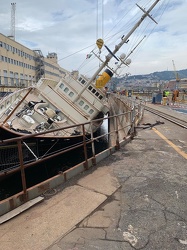Genova, porto, ente bacini - incidente si ribalta yacht, quattro