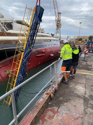 Genova, porto, ente bacini - incidente si ribalta yacht, quattro
