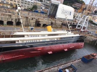 Genova, porto, ente bacini - incidente si ribalta yacht, quattro