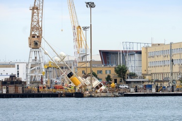 Genova, porto, ente bacini - incidente si ribalta yacht, quattro