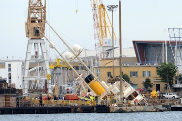 Genova, porto, ente bacini - incidente si ribalta yacht, quattro