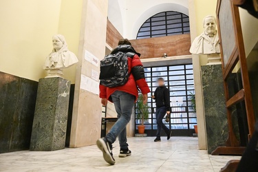 Genova, liceo Colombo - uscita studenti - alcune aule con infilt