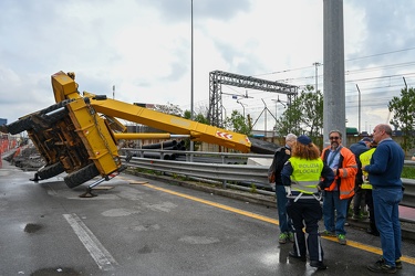 Genova, lungomare canepa - gru si ribalta, operaio leggermente f