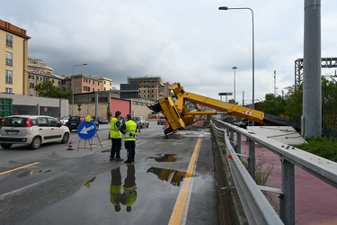 Genova, lungomare canepa - gru si ribalta, operaio leggermente f