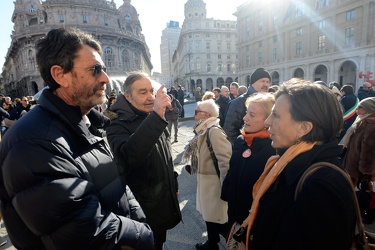 Genova, piazza De Ferrari - manifestazione a favore delle opere 