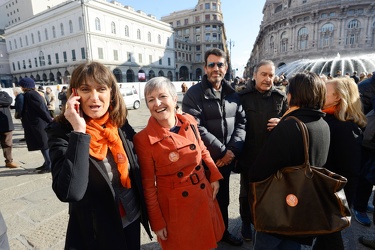 Genova, piazza De Ferrari - manifestazione a favore delle opere 