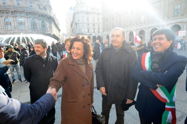 Genova, piazza De Ferrari - manifestazione a favore delle opere 