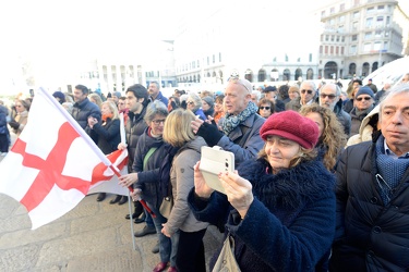 Genova, piazza De Ferrari - manifestazione a favore delle opere 